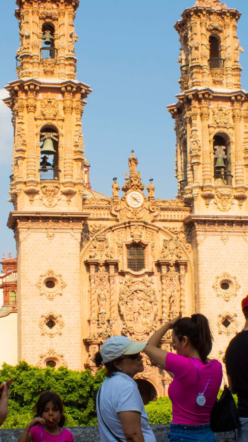 Viajar en familia siempre es mejor cuando el destino está lleno de historia y encanto.