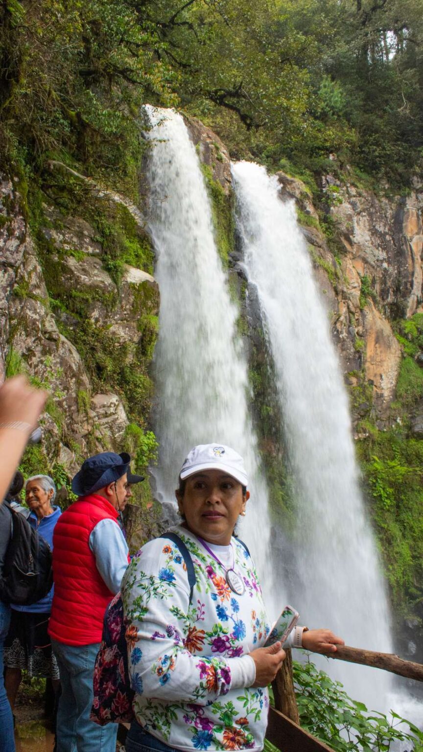 Conectando con la aventura y la tranquilidad en las hermosas Cascadas Honey.